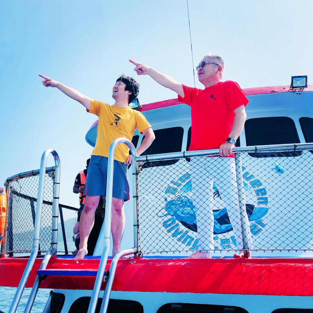 ボートの上でダイビングライセンス取得を誓う生徒ダイバー