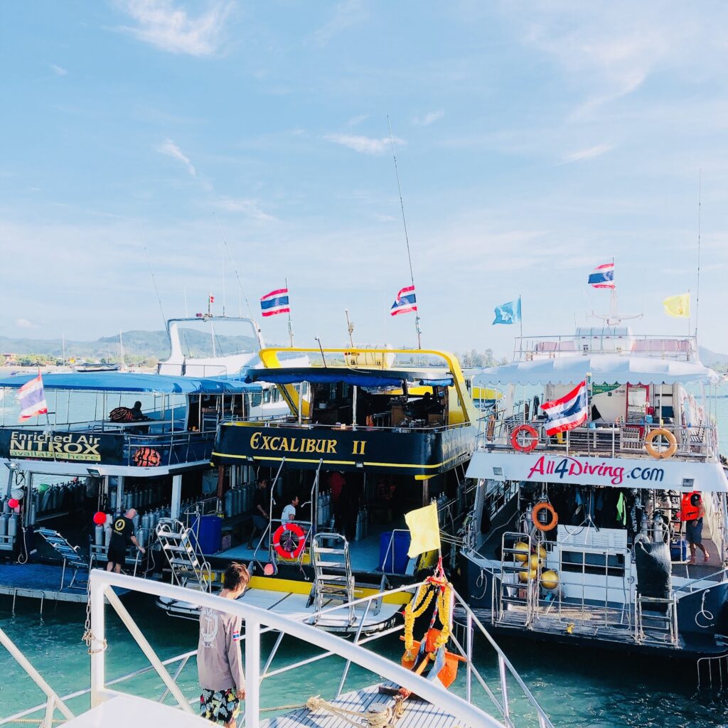 プーケット発のダイビングボートが並ぶ