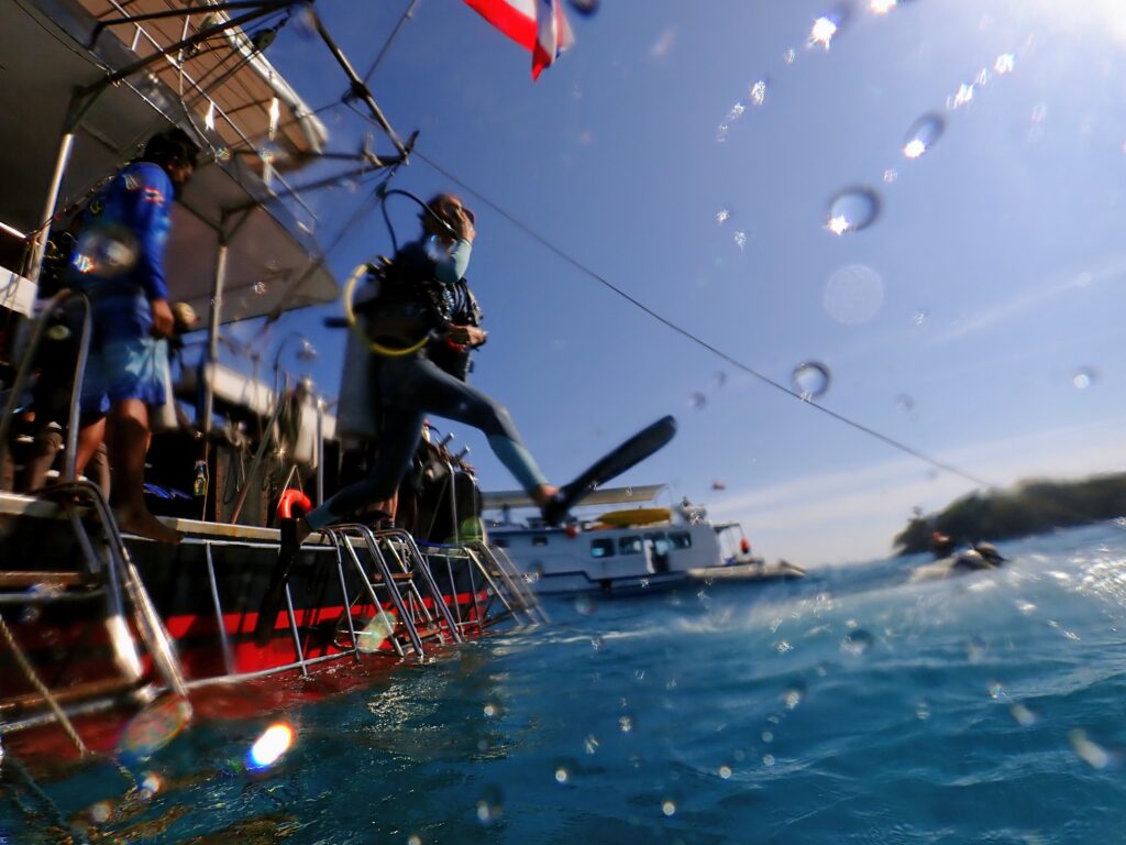 ラチャヤイ島でボートからエントリーするダイバー
