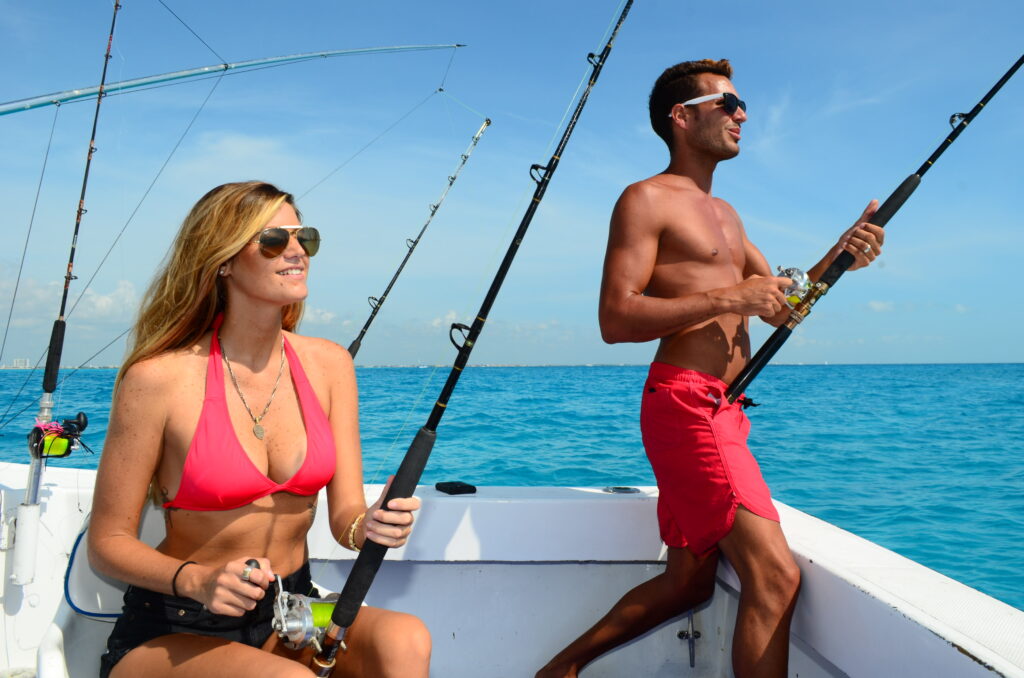 プーケットのチャーターボートで釣りをするゲスト