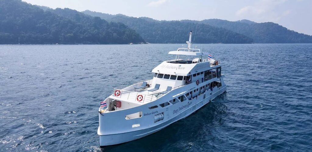 海上を航行する大型ボートの外観