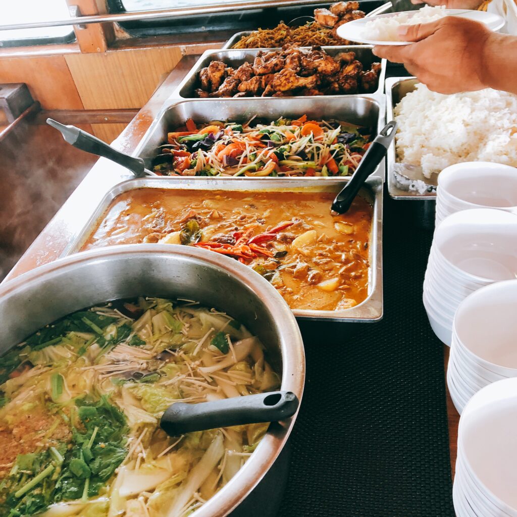 チキン、サラダ、スープなどの昼食