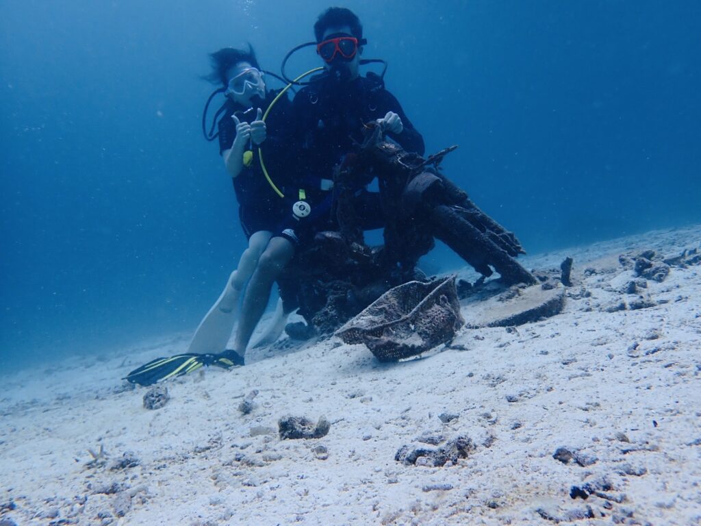 ラチャヤイ島で水中バイクにまたがる仲良しダイバー