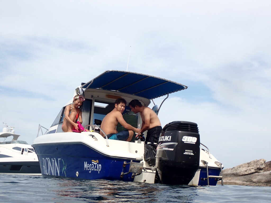 プーケットでチャーターボートを楽しむナイスダイブプーケットのゲスト