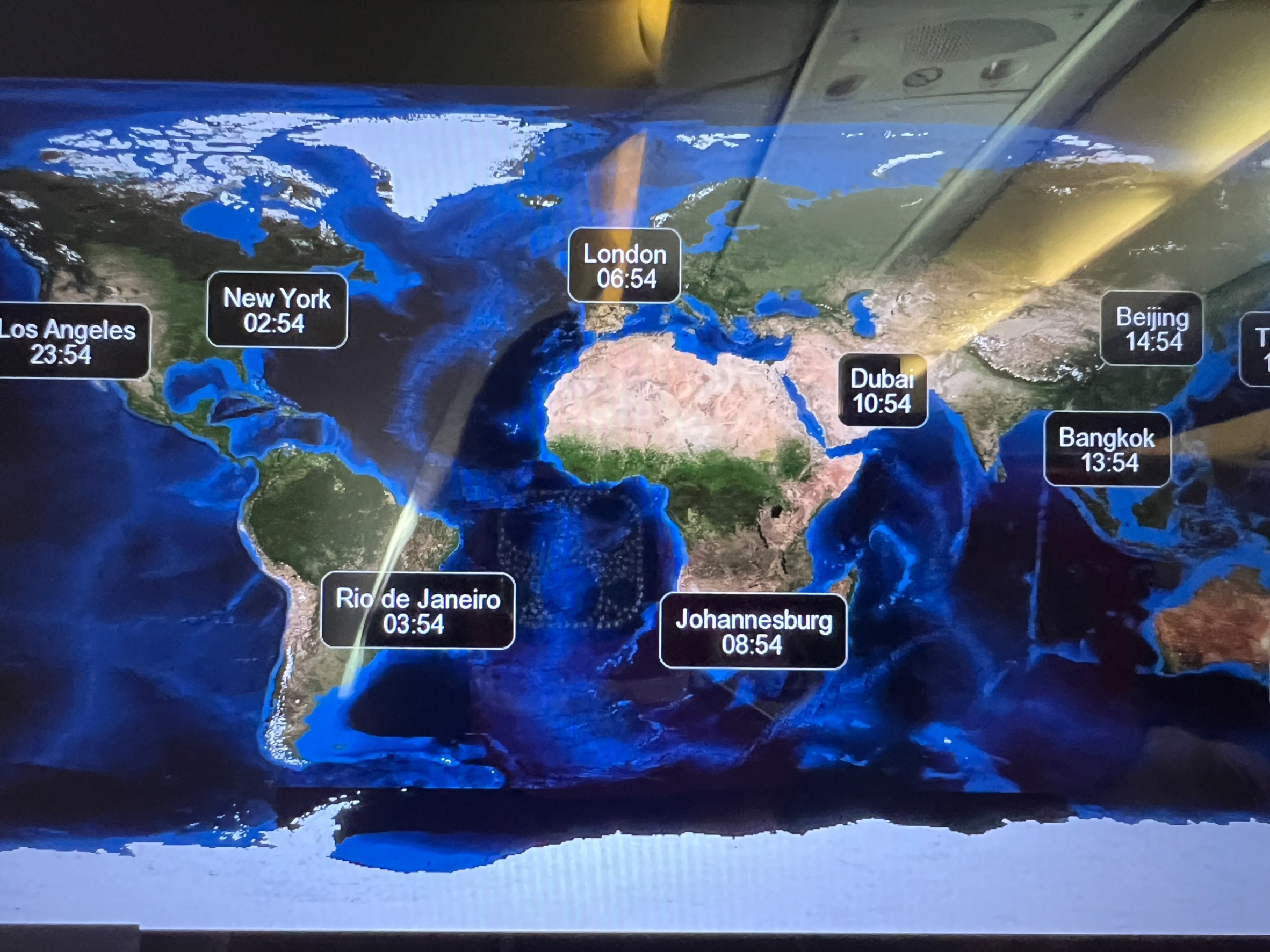 座席の前のモニターに世界地図