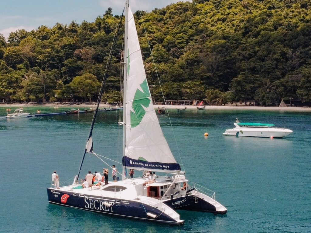 家族連れにも安心の広々カタマランチャーター