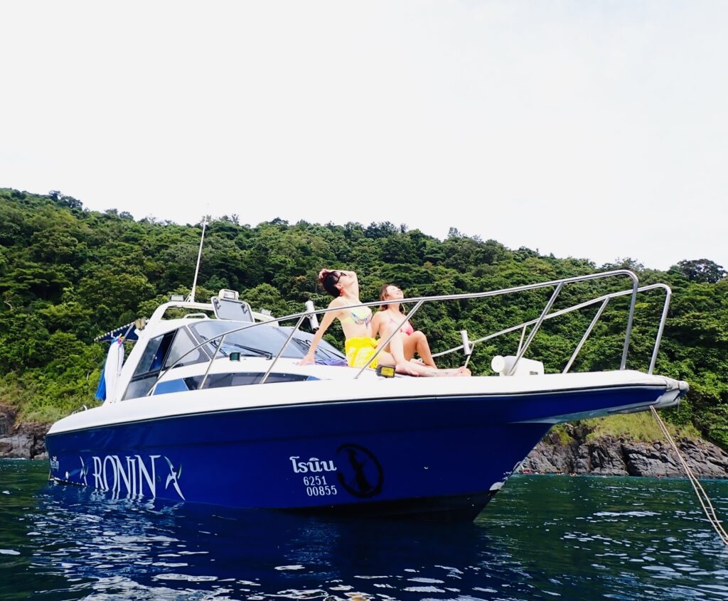 チャーターボートのデッキで太陽を浴びるナイスダイブプーケットのゲスト