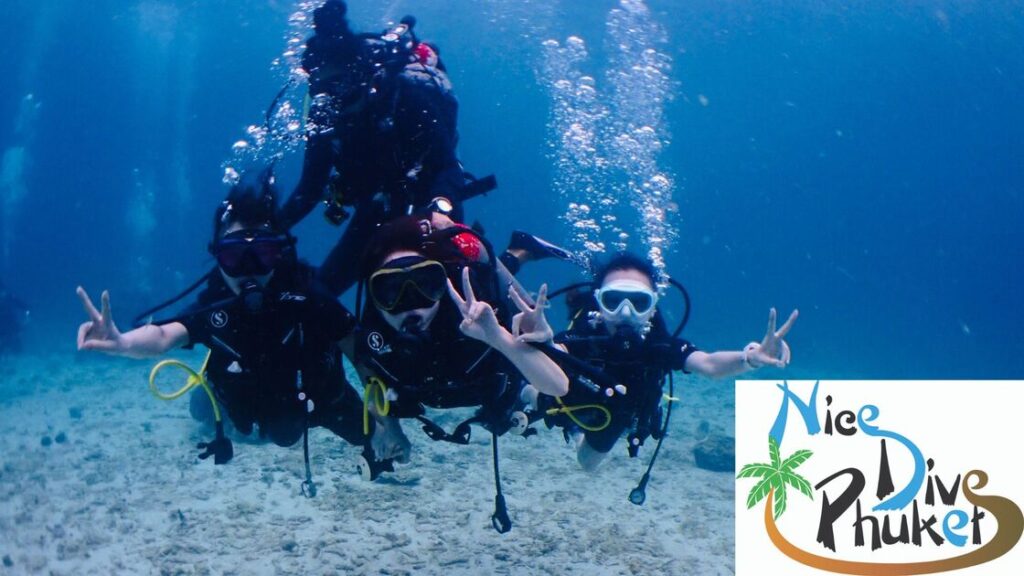 プーケットの海でインストラクターに付き添われて潜る体験ダイビングの参加者