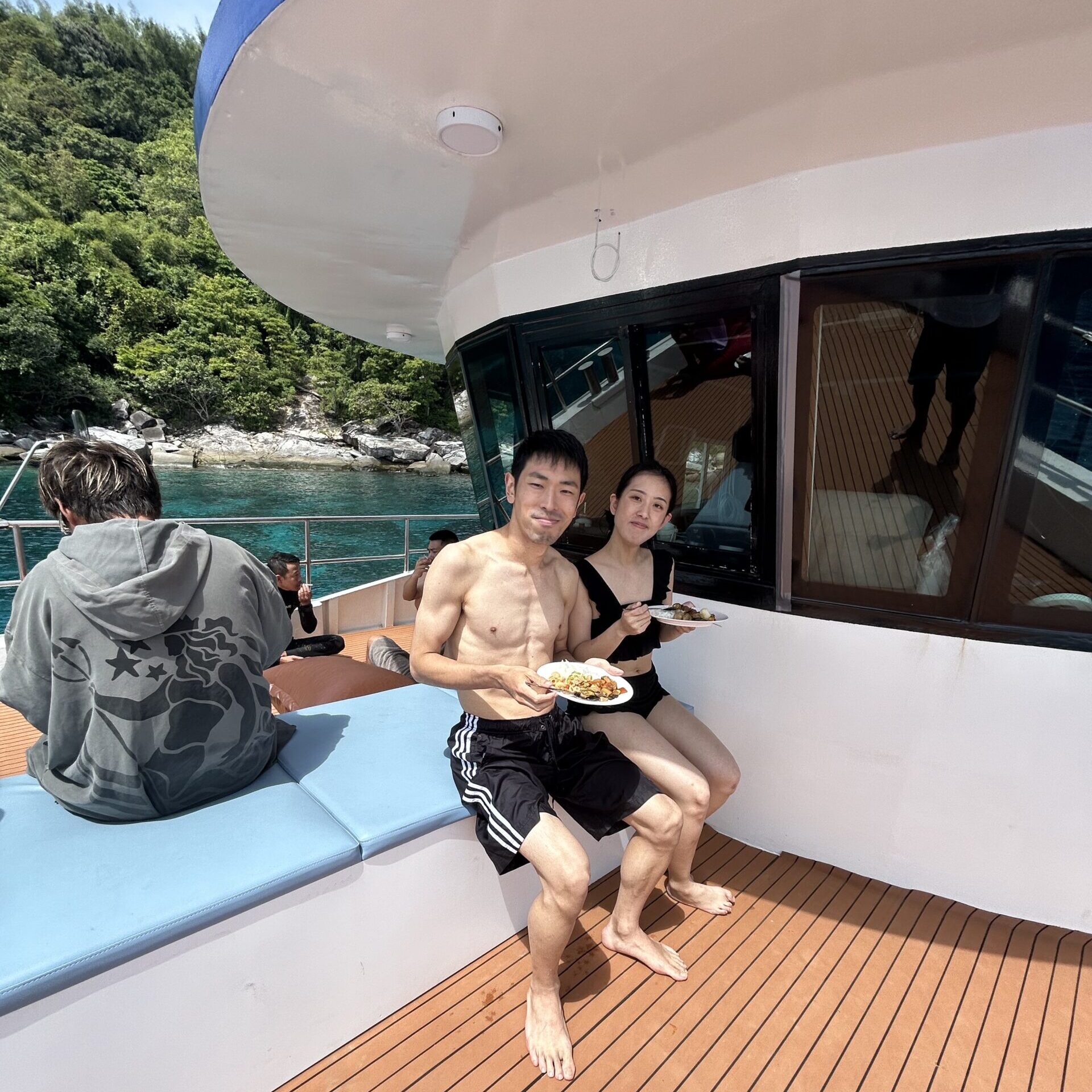 クルーズ船で提供される美味しいタイ料理と笑顔のゲスト