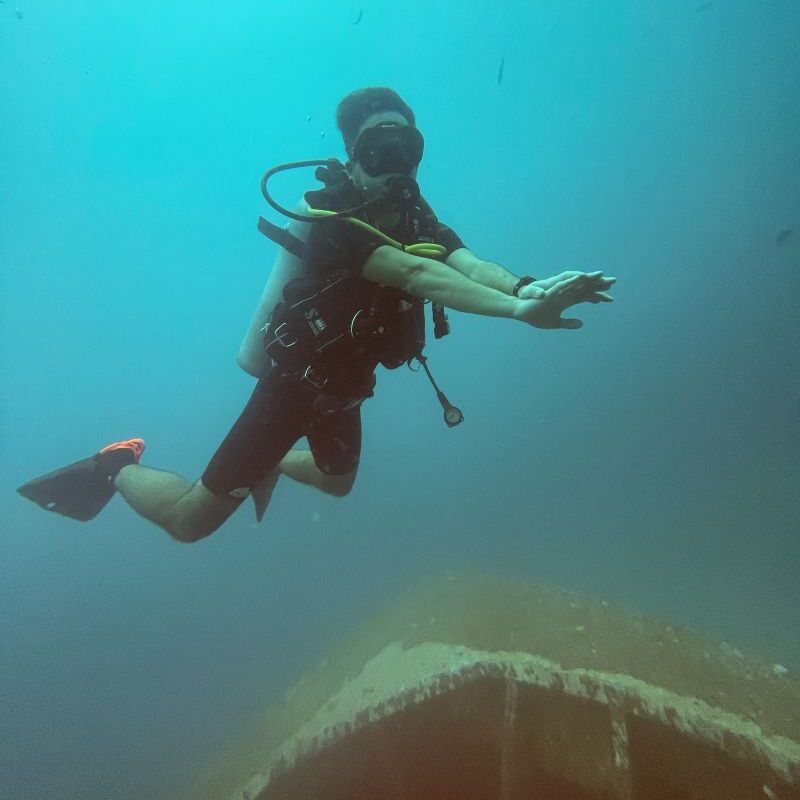 プーケットの海でダイビングを楽しむ様子
