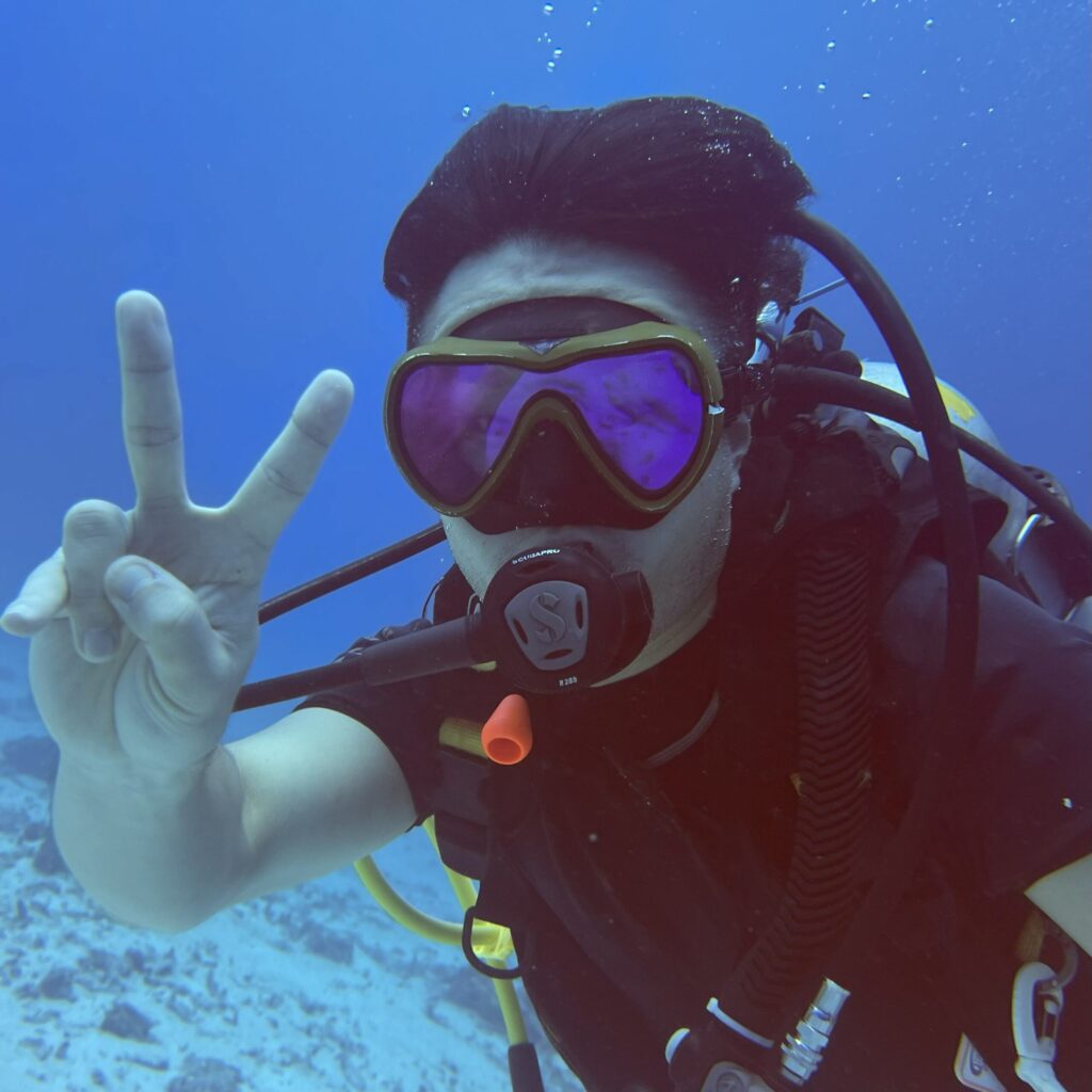 プーケットのラチャヤイ島でプライベートガイドでダイビングを楽しむ