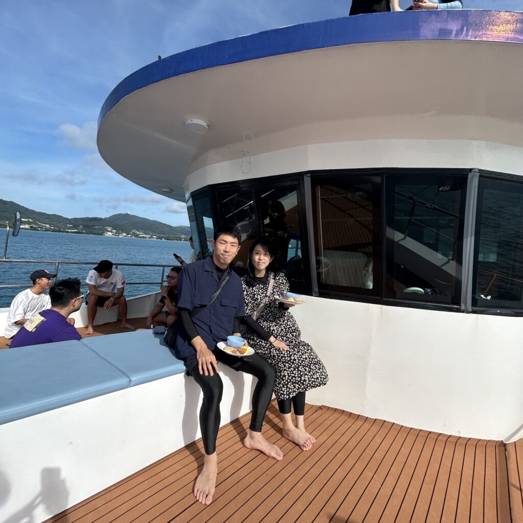 プライベート対応のダイビングボートで快適に過ごすゲスト