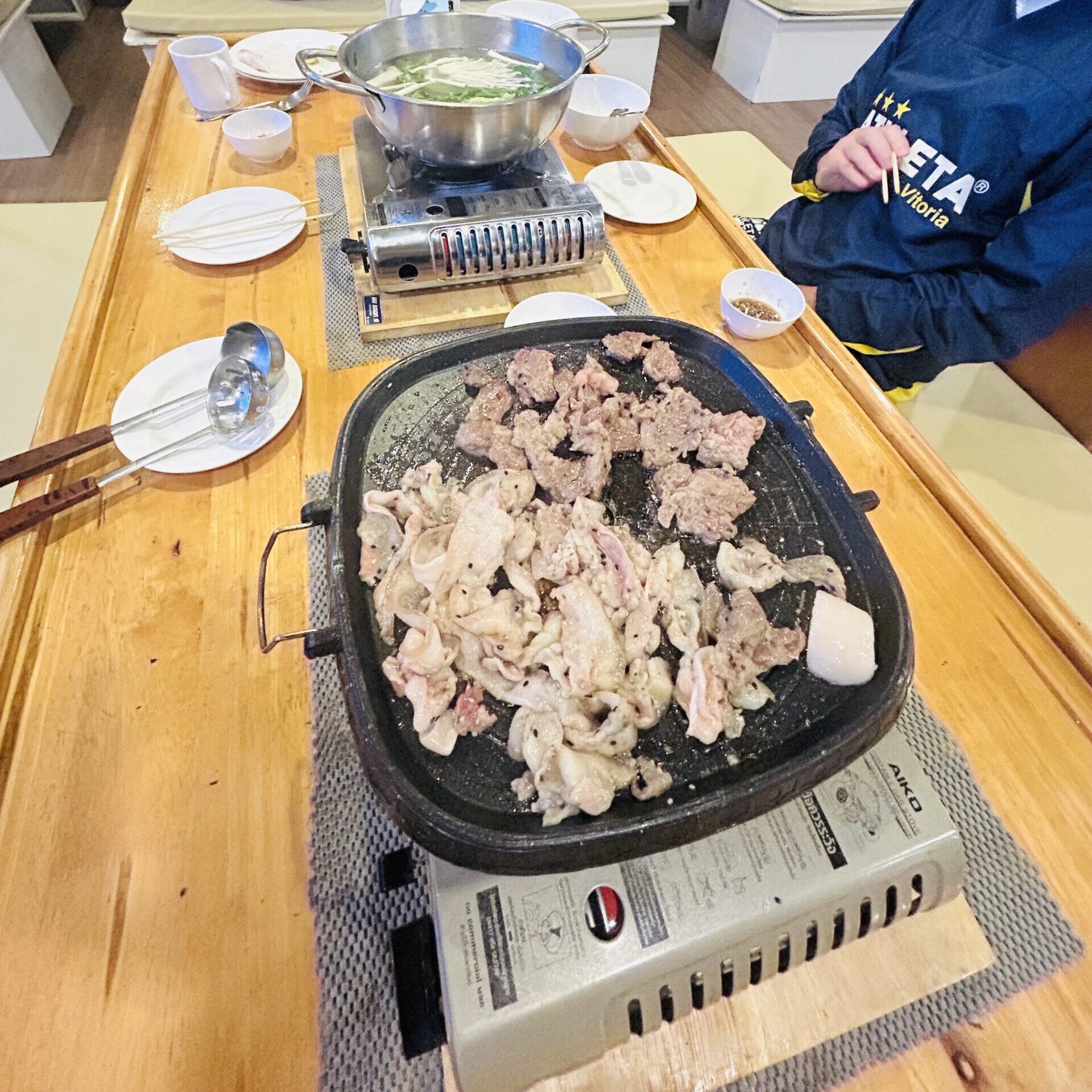 タイの焼肉ムーカタ（豚鍋）