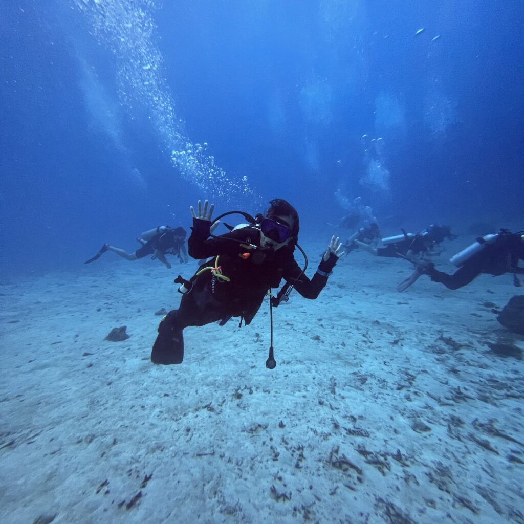 プーケットのラチャヤノイ島でファンダイビングを楽しむダイバー