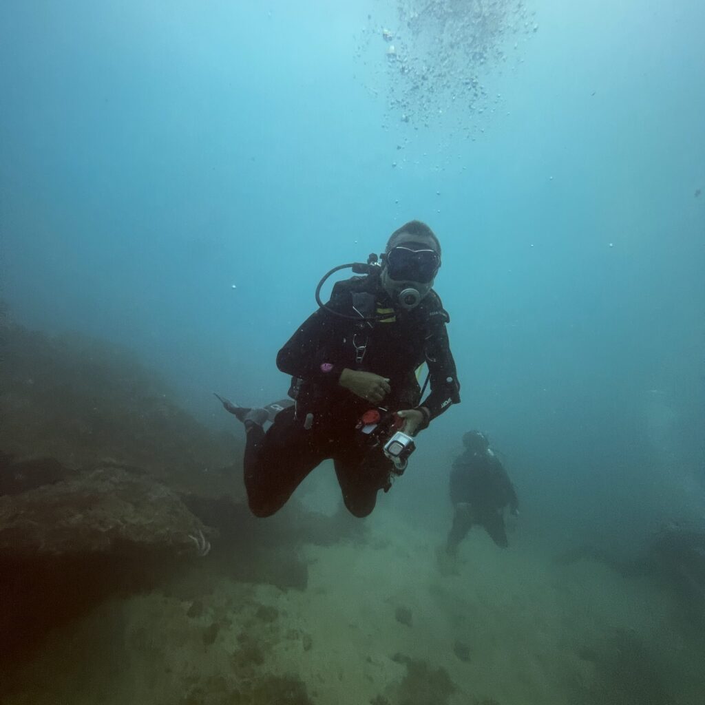 プーケット近海のピピ島でファンダイビングを楽しむダイバー