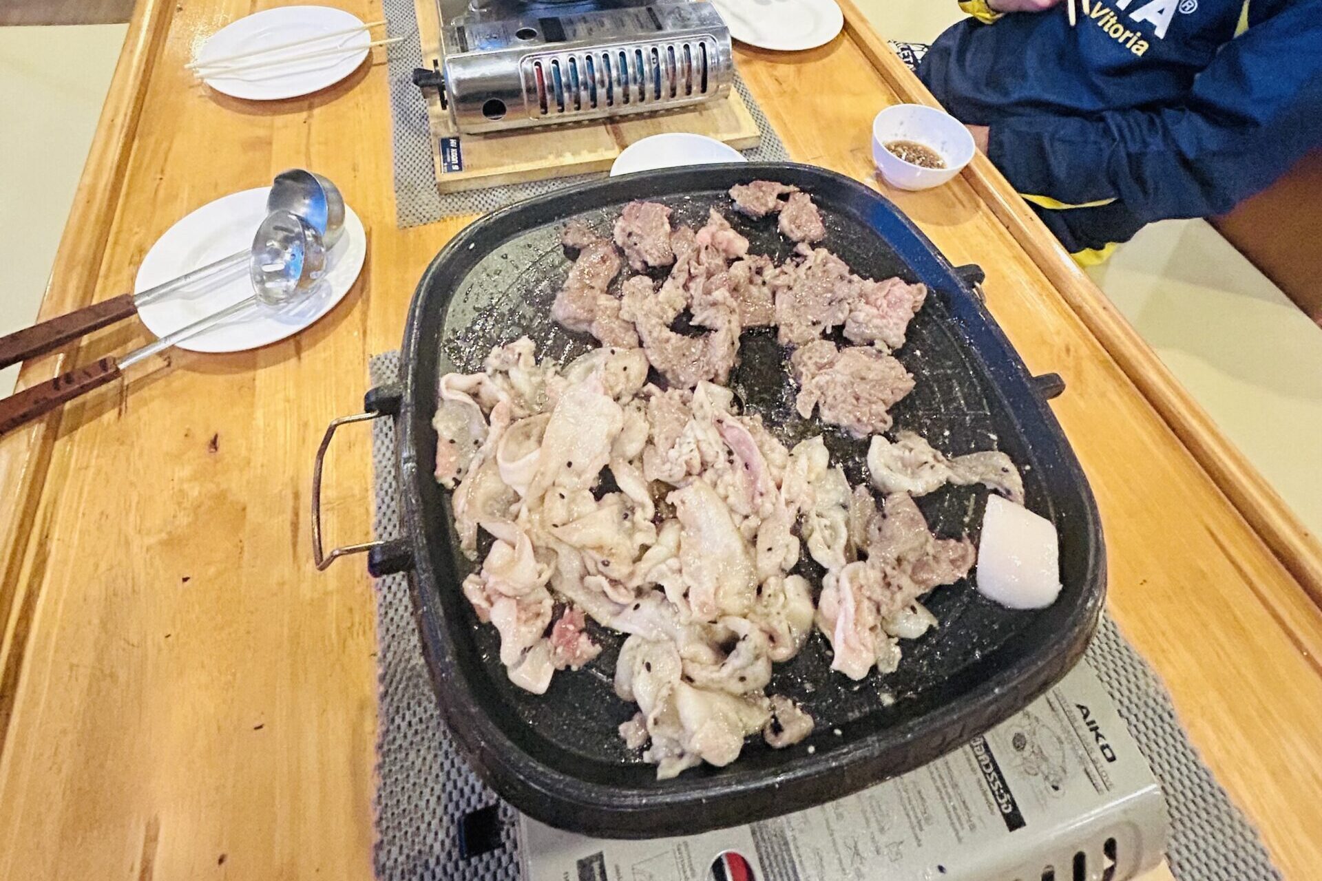 タイの焼肉ムーカタ（豚鍋）
