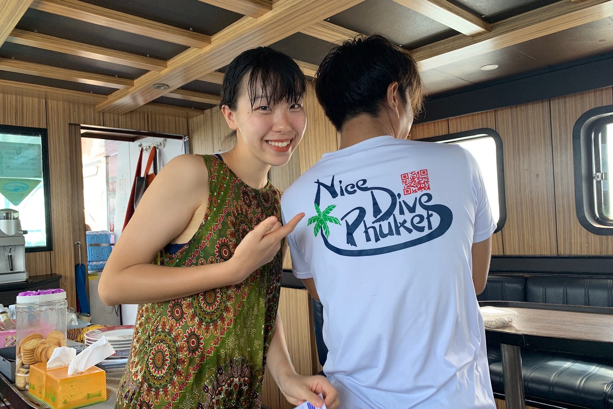 見事にライセンス取得した喜びをインストラクターと一緒に