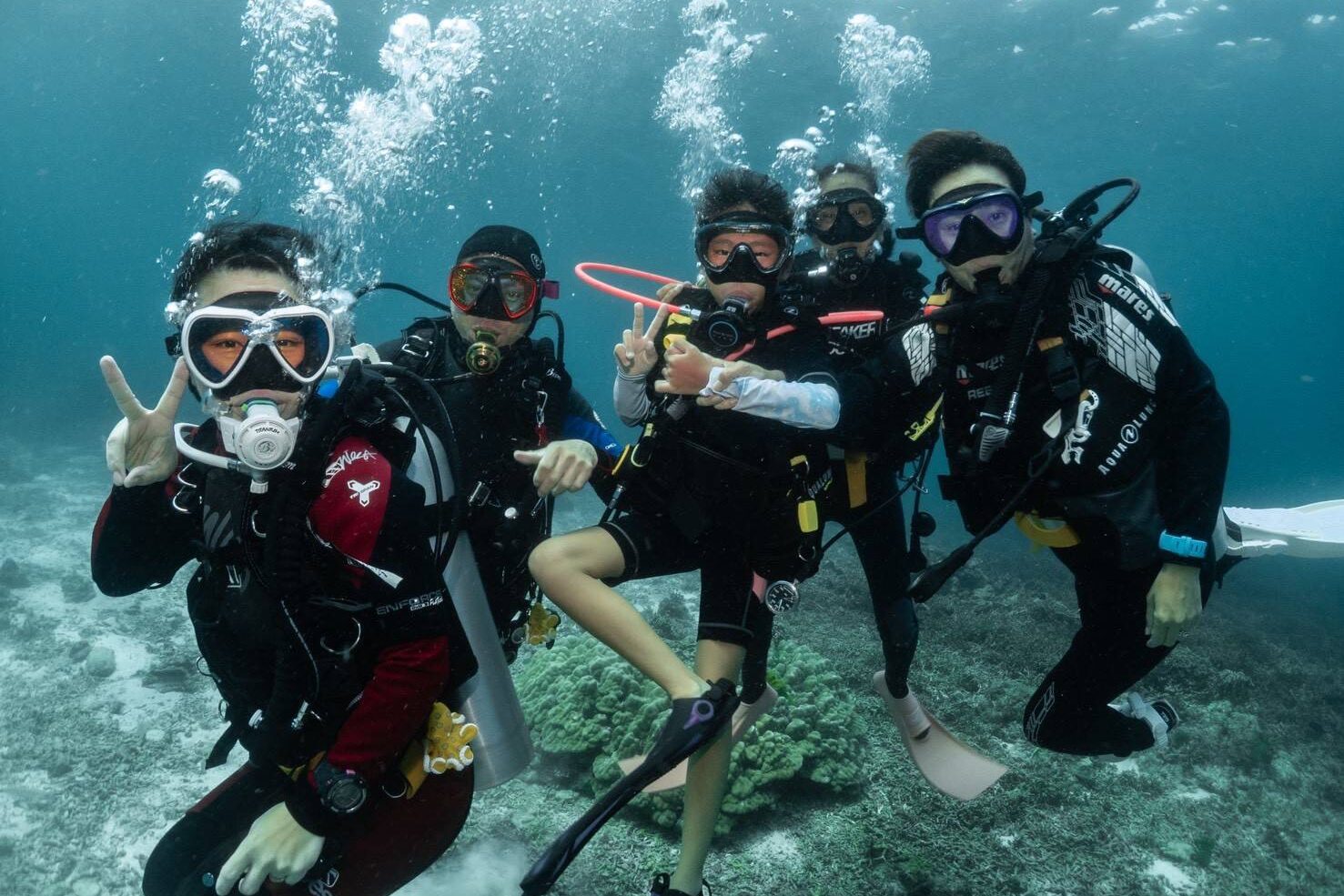 プーケット旅行中に体験ダイビングを楽しむ家族