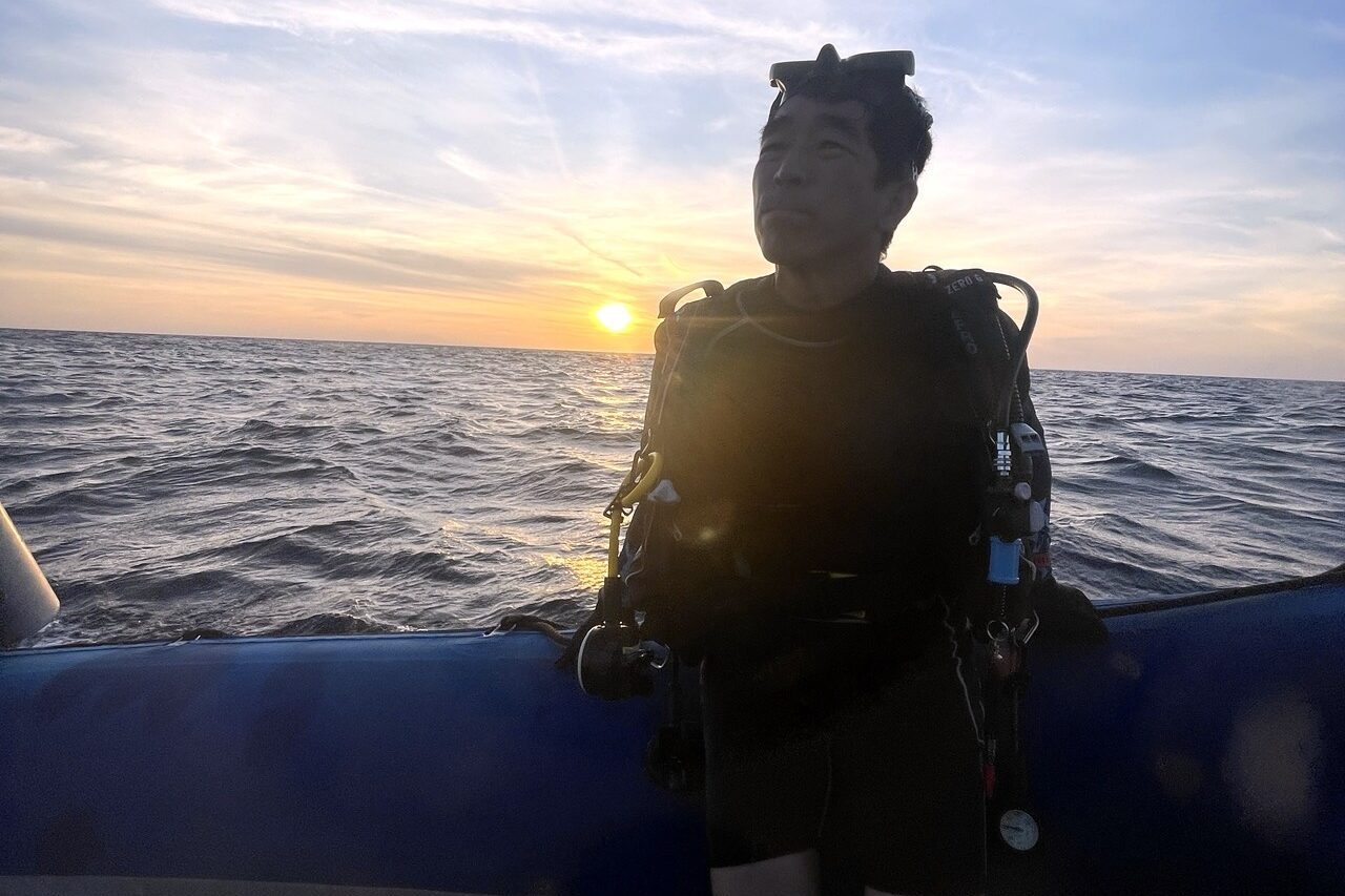シミランクルーズ中に見る夕暮れの海